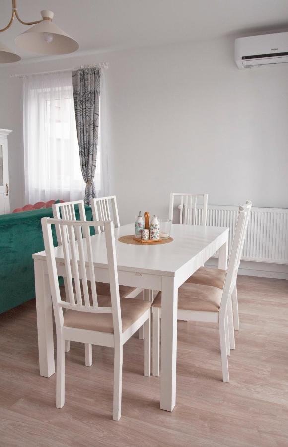 Elis Apartment By Oasis Homes Oradea Exteriör bild
